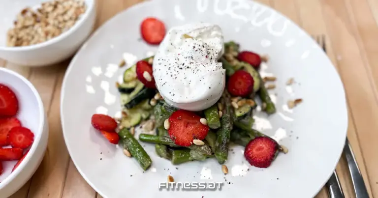 Rezept | Spargelsalat mit Burrata & Erdbeeren – fitness.at