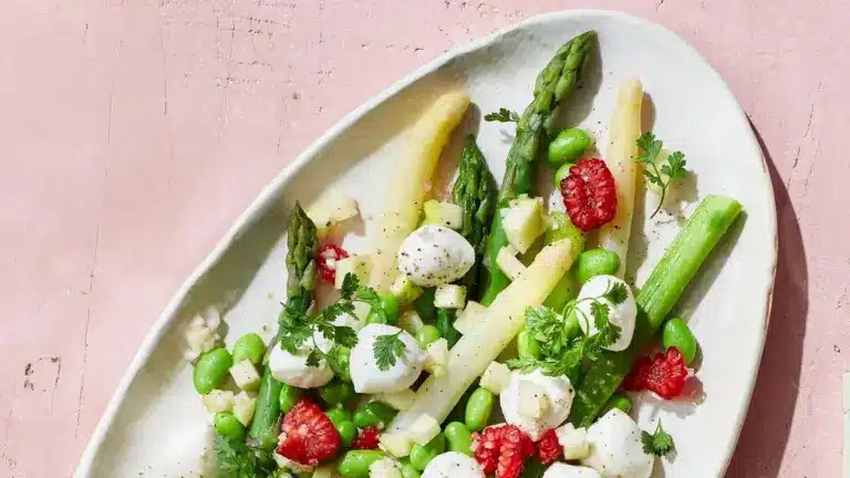 Spargelsalat mit Edamame, Mozzarella und Apfel-Beeren-Vinaigrette