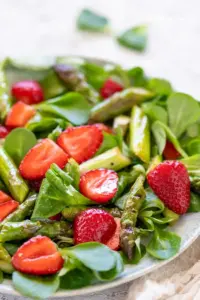 Spargelsalat mit Erdbeeren auf Feldsalat – Meinestube