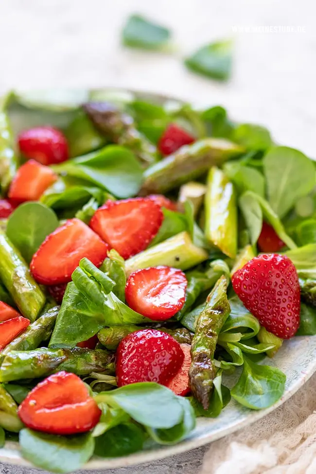 Spargelsalat mit Erdbeeren auf Feldsalat – Meinestube