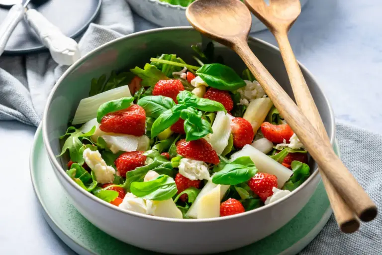 Spargelsalat mit Erdbeeren – einfaches 15 Minuten Rezept