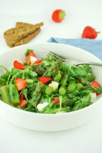 Spargelsalat mit Erdbeeren – Kalorienarmes Spargel Rezept zum Abnehmen
