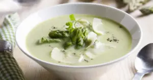 Cremige Spargelsuppe mit Parmesan