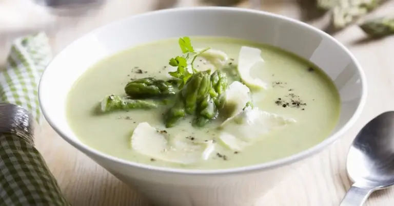 Cremige Spargelsuppe mit Parmesan