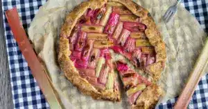 Tarte rustique à la rhubarbe