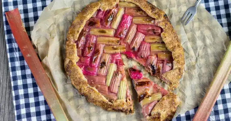 Recette Tarte rustique à la rhubarbe – 750g.com