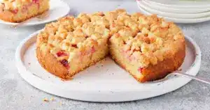Veganer Rhabarberkuchen – sooo saftig & knusprig! | Die besten Backrezepte mit Gelinggarantie