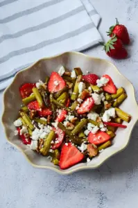 Spargelsalat mit grünem Spargel, Erdbeeren und Feta – Mycarbcrew