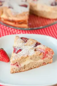 Versunkener Erdbeerkuchen mit Frischkäse