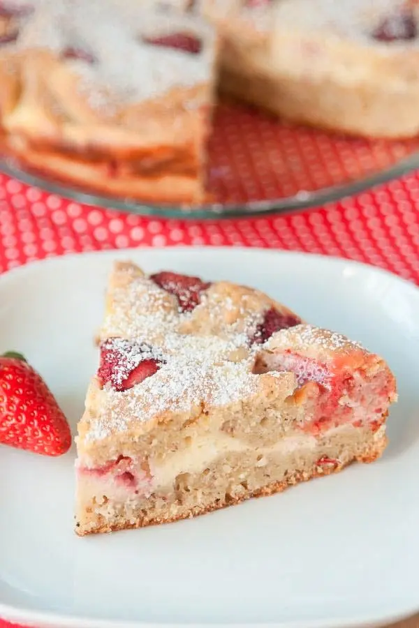 Versunkener Erdbeerkuchen mit Frischkäse