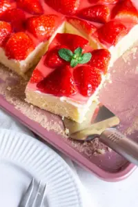 Erdbeerkuchen vom Blech mit Schmand & Pudding