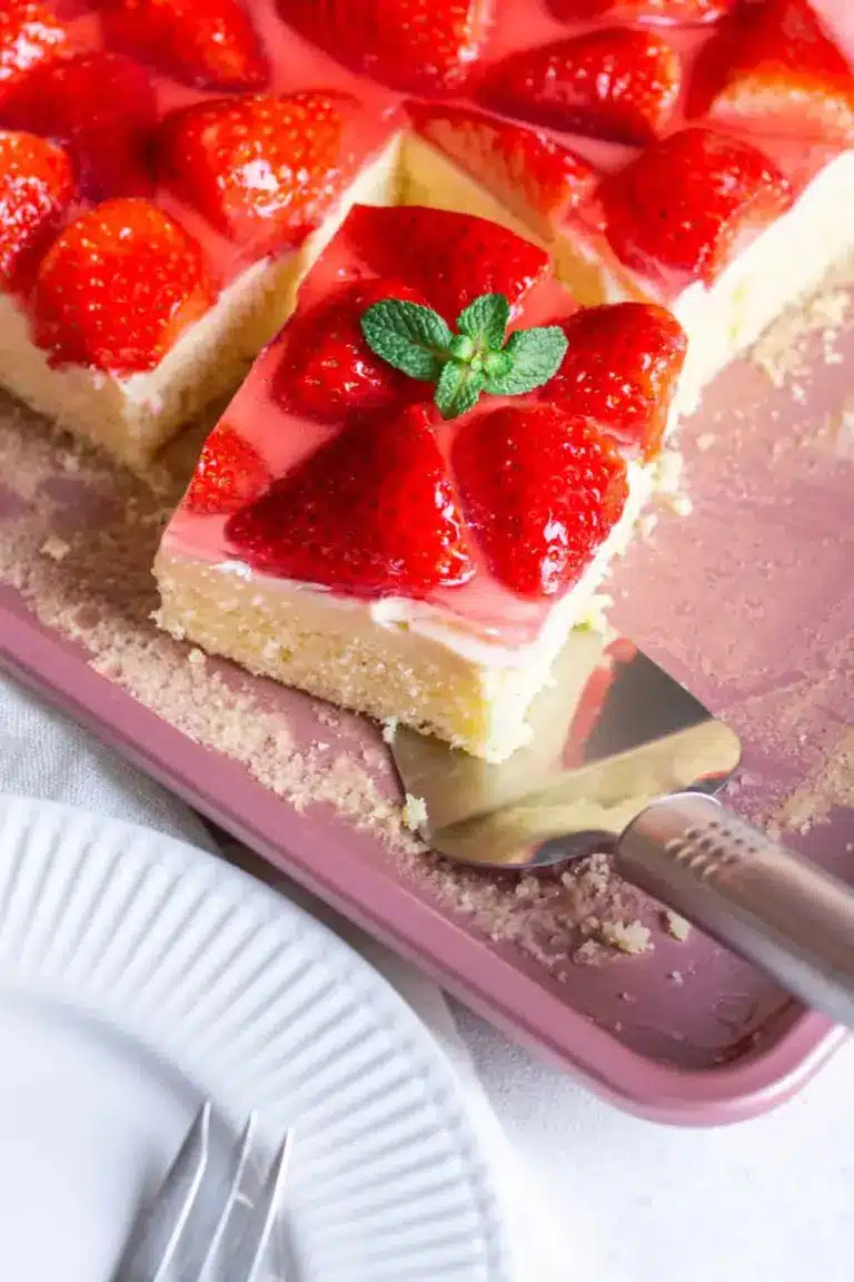 Erdbeerkuchen vom Blech mit Schmand & Pudding