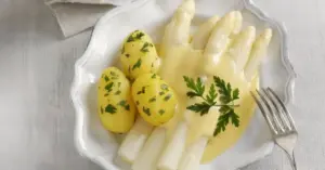 Weißer Spargel mit holländischer Soße und Kartoffe