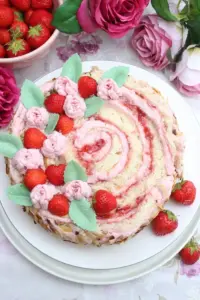 Wickeltorte mit Erdbeeren und Skyr-Mascarponecreme