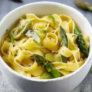 Zitronennudeln mit grünem Spargel: Ein frühlingshaftes Rezept – Noras Kreationen