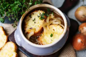 Zwiebelsuppe nach französischer Art