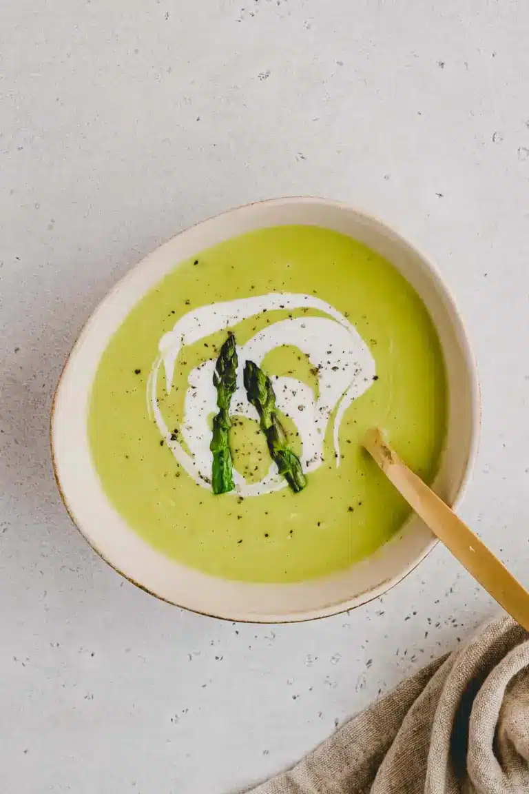 cremige grüne spargelsuppe