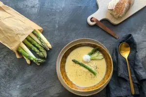 Cremige Spargelsuppe mit gebratenem grünem Spargel
