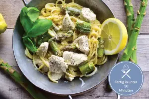 Zitronenhähnchen mit grünem Spargel und Nudeln