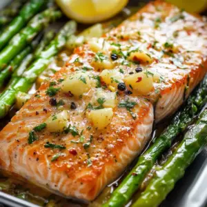 Gebackener Lachs in Folienpäckchen mit Spargel