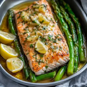 gebackener Lachs in Folienpäckchen mit Spargel