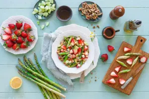 Grüner Spargelsalat mit Feta und Erdbeeren