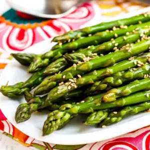 Kalt marinierter Spargel in Sesam-Vinaigrette