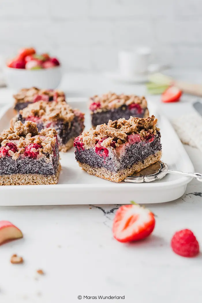 Veganer Mohnkuchen mit Rhabarb & Beeren • Maras Wunderland