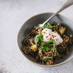 Vegane Quinoa Salat mit Zucchini
