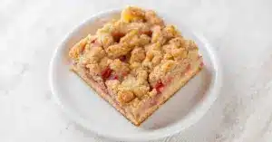 Veganer Rhabarber Kuchen vom Blech mit Streuseln