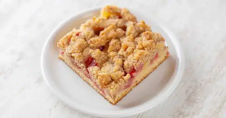 Veganer Rhabarber Kuchen vom Blech mit Streuseln