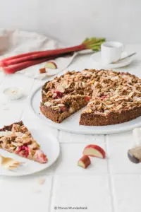Veganer Rhabarberkuchen mit Streuseln • Maras Wunderland