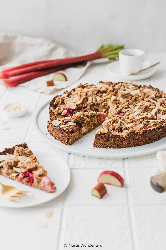 Veganer Rhabarberkuchen mit Streuseln • Maras Wunderland