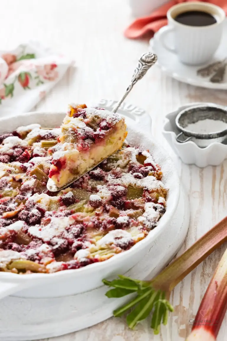 Versunkener Rhabarberkuchen mit Himbeeren – saftig & einfach