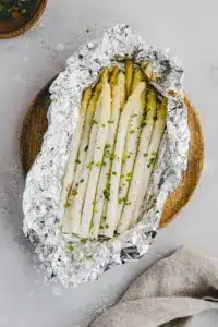Weißer Spargel in Alufolie im Backofen