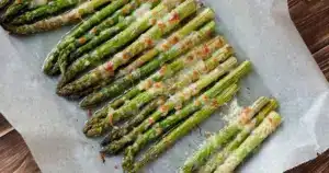 Überbackener Spargel aus dem Ofen: Käsiger Genuss!